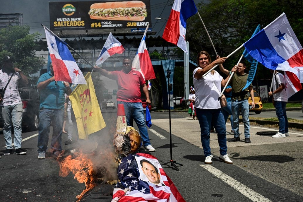 卢比奥到访前夕 巴拿马示威民众愤怒焚烧特朗普肖像