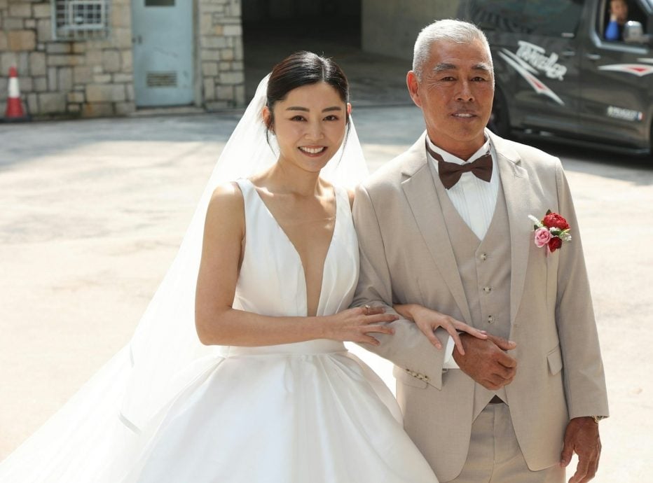 卫诗雅今日忍泪出嫁　爸爸披头纱表现不舍