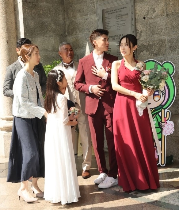 卫诗雅今日忍泪出嫁　爸爸披头纱表现不舍