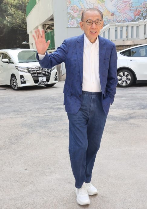 卫诗雅今日忍泪出嫁　爸爸披头纱表现不舍