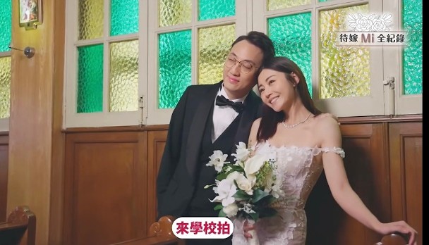 卫诗雅晒婚照花絮 吐槽“谁发明拍的”