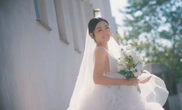 卫诗雅晒婚照花絮 吐槽“谁发明拍的”