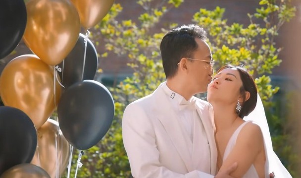 卫诗雅晒婚照花絮 吐槽“谁发明拍的”