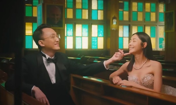 卫诗雅晒婚照花絮 吐槽“谁发明拍的”