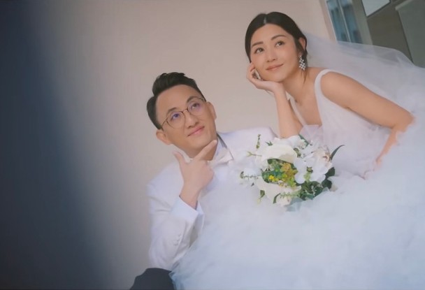 卫诗雅晒婚照花絮 吐槽“谁发明拍的”