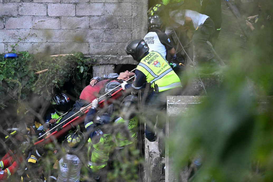 危地马拉首都重大车祸 巴士坠谷至少31死