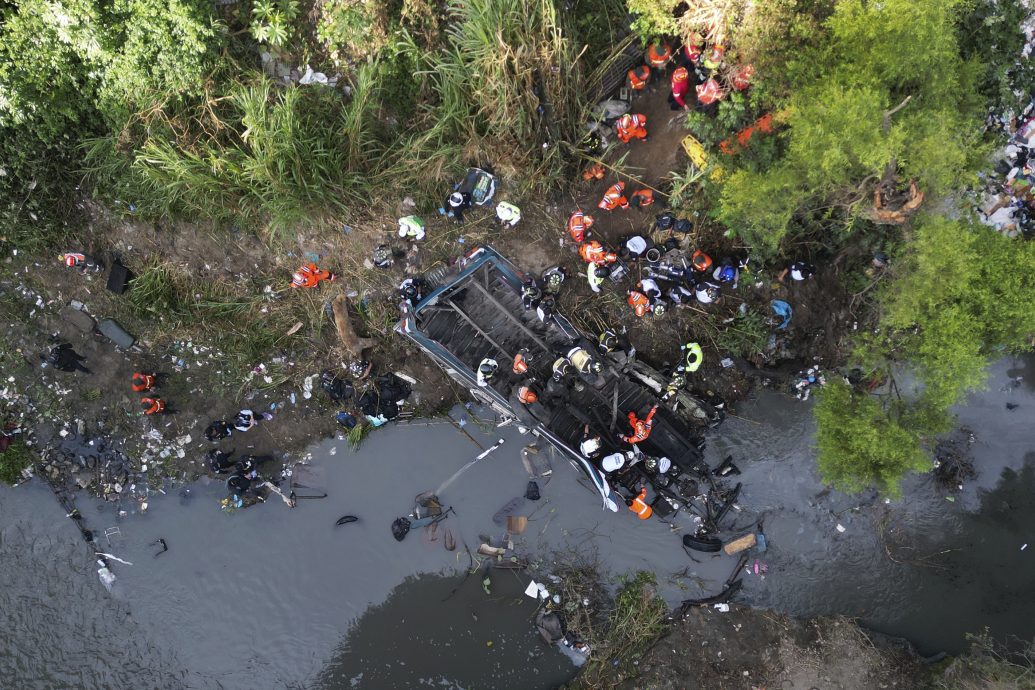 危地马拉首都重大车祸 巴士坠谷至少31死