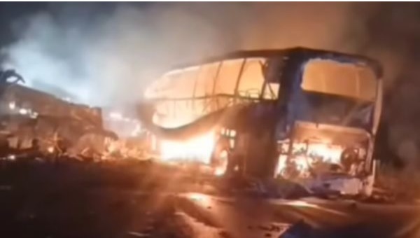 **即时国际**全国:墨西哥巴士撞击起火,当地媒体称逾36人丧命