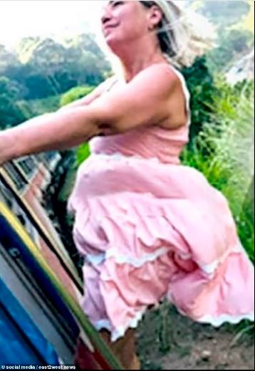 又是Selfie惹祸! 女游客上身悬挂火车外自拍　撞上大石摔下 送医身亡