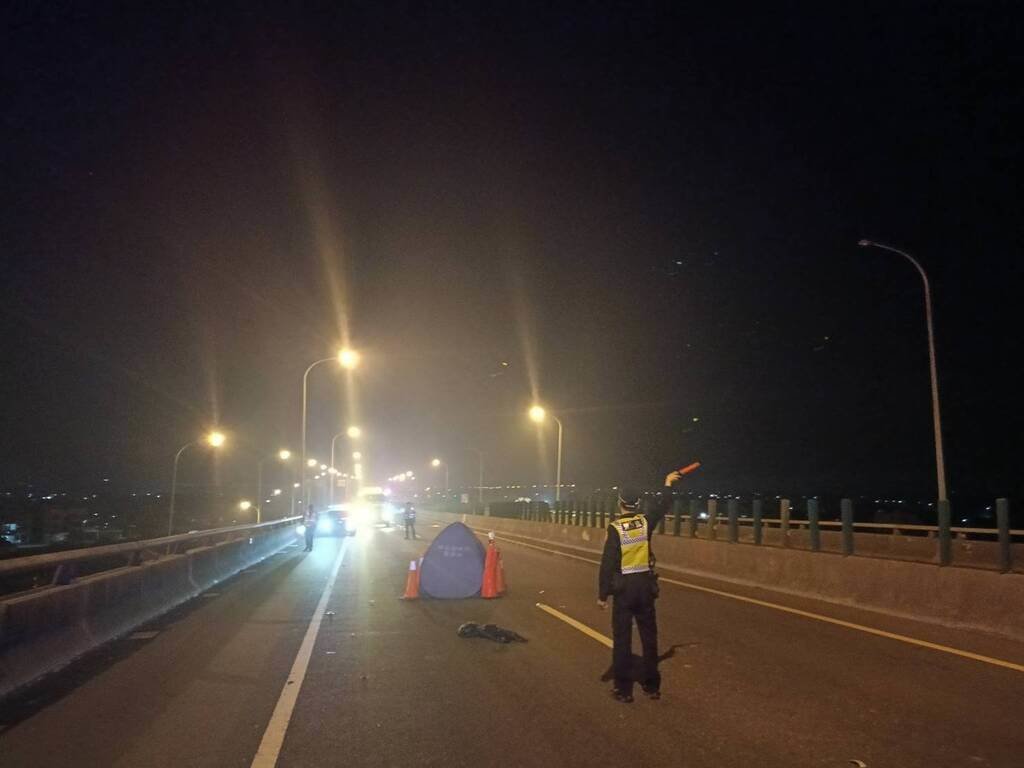 台2车追撞 女司机下车等待遭数度撞击亡