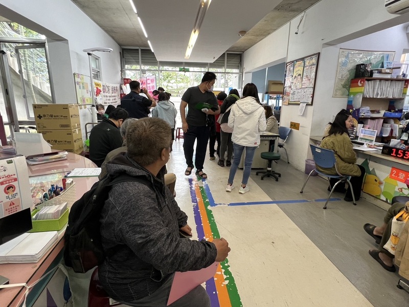 台流感就诊人数创十年新高达16万人次 周一出现疫苗抢打潮