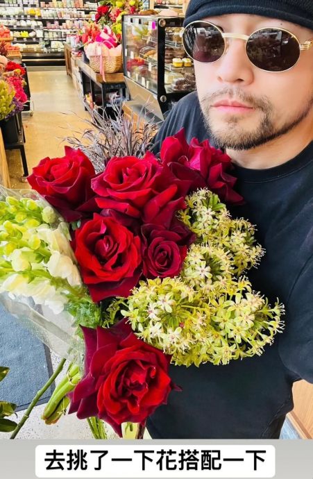 周杰伦情人节“实力宠妻” 亲下厨送玫瑰花