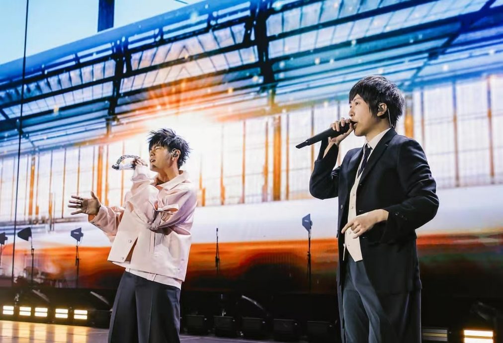 周杰伦澳洲助阵五月天 竟问：地洞在哪？