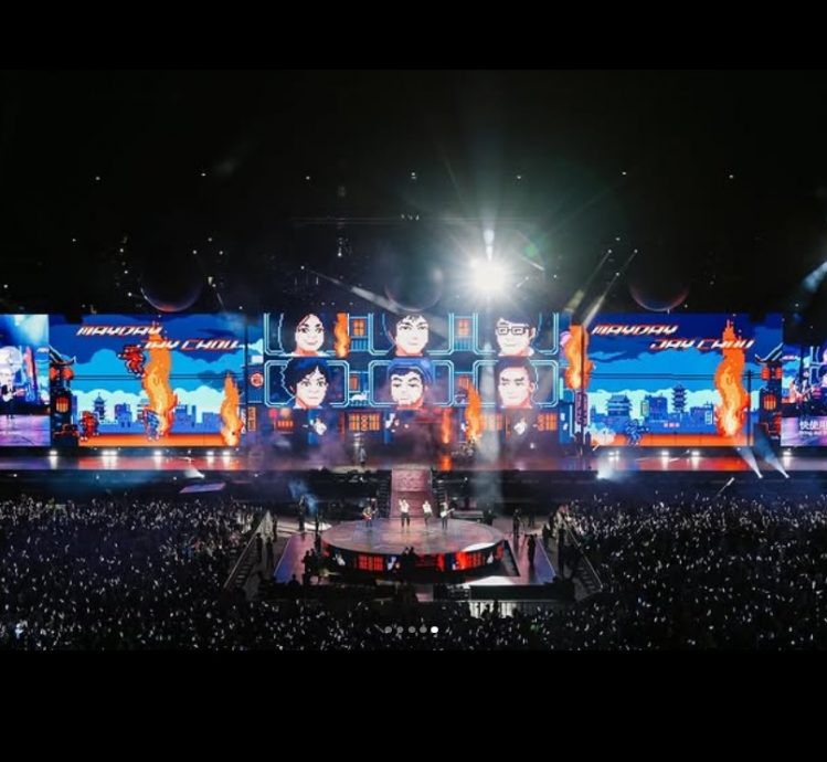 周杰伦澳洲助阵五月天 竟问：地洞在哪？