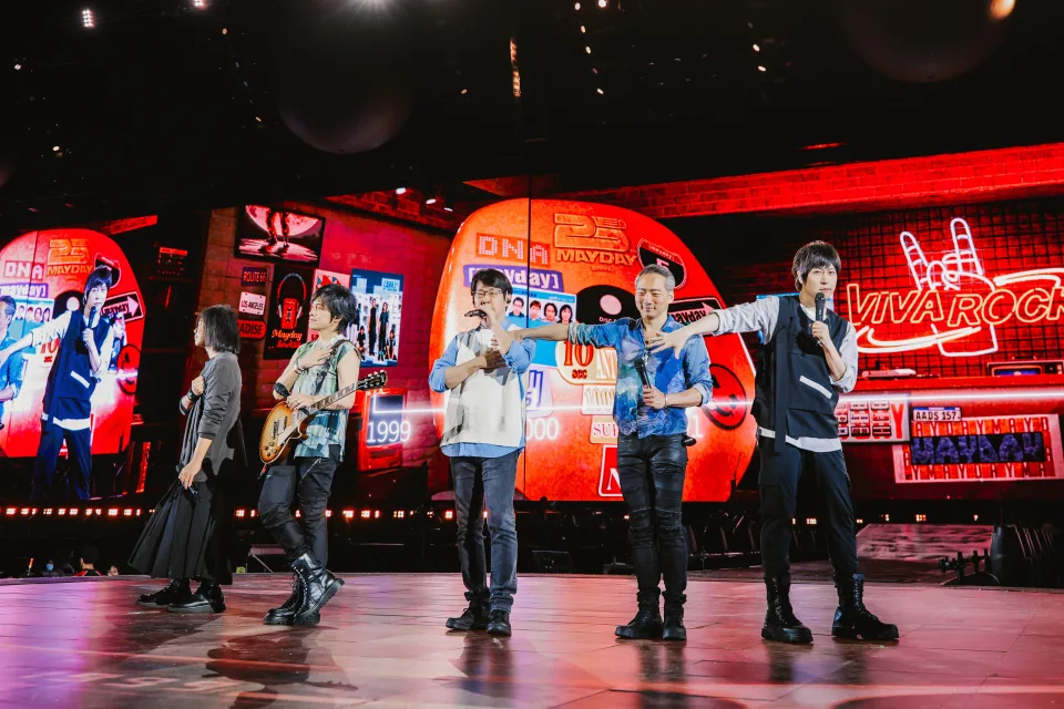 周杰伦澳洲助阵五月天 竟问：地洞在哪？