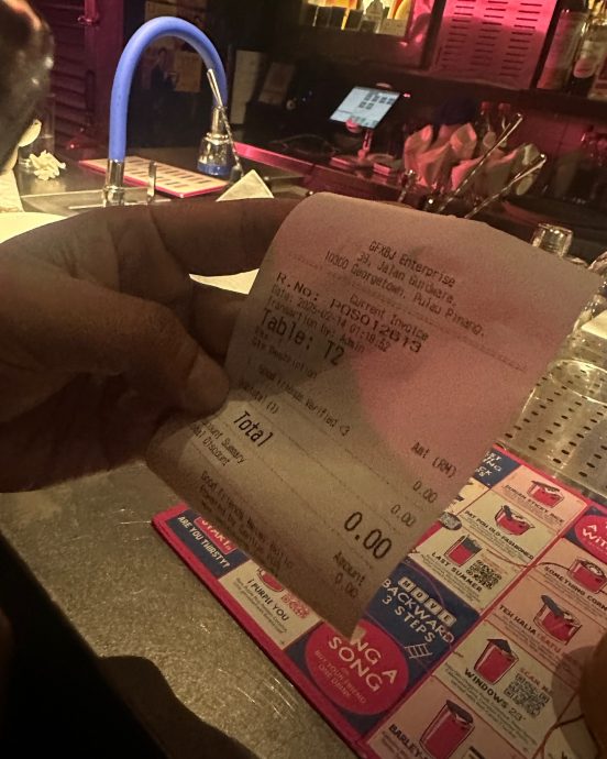 周汤豪大马打卡庆元宵 疯狂晒美食照