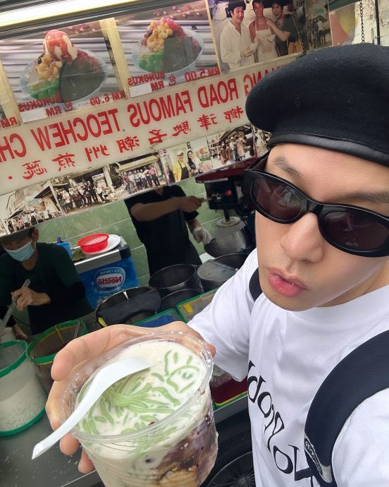 周汤豪大马打卡庆元宵 疯狂晒美食照