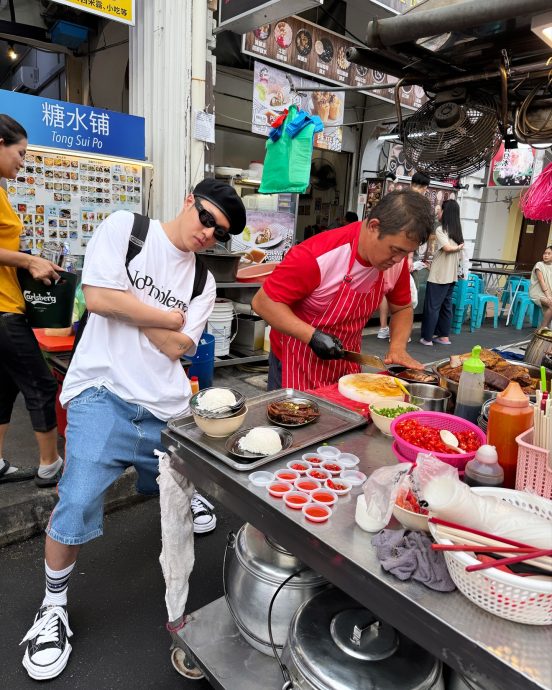 周汤豪大马打卡庆元宵 疯狂晒美食照