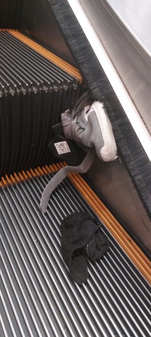 商场遇见男童脚卡手扶梯 女子冷静救援赢赞赏!