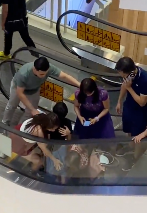 商场遇见男童脚卡手扶梯 女子冷静救援赢赞赏!