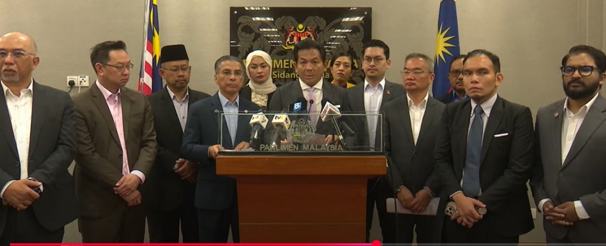 后座议员俱乐部谴责反对党“背叛君主”论