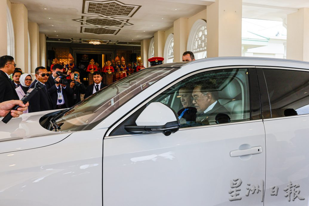 土总统人到礼也到 送安华国产电动车  