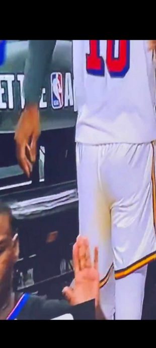 场上斗得激烈忍不住 巴特勒疑拉屎在裤上