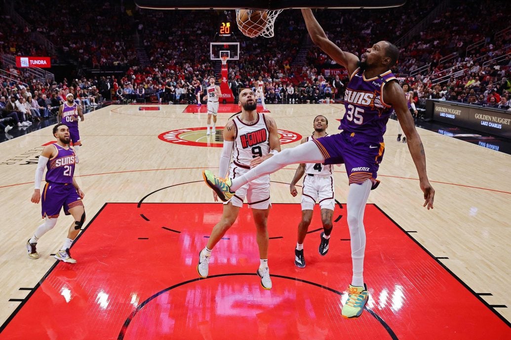 场上斗得激烈忍不住 巴特勒疑拉屎在裤上