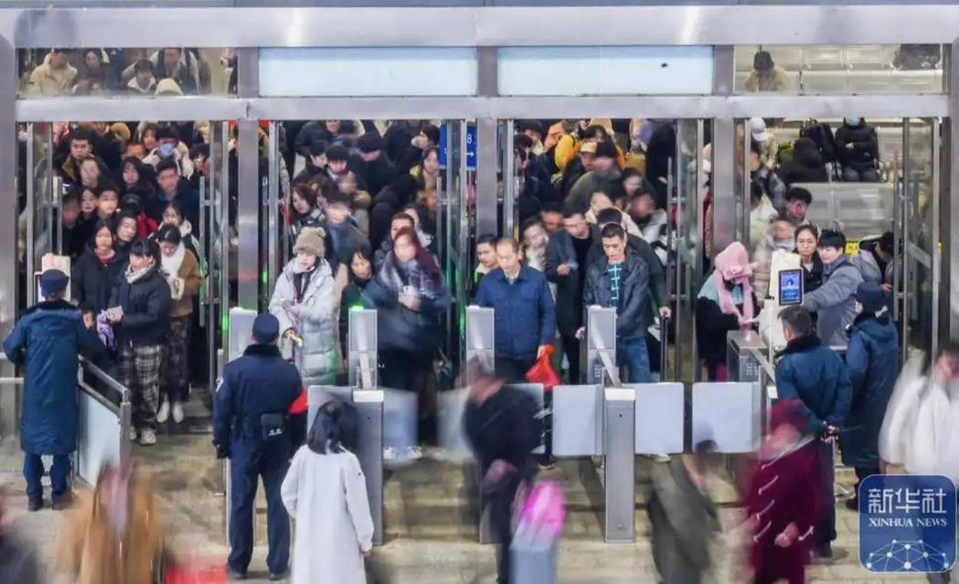 坐麻了！ 中国迎春节回程高峰 网友：18小车程练成铁屁股