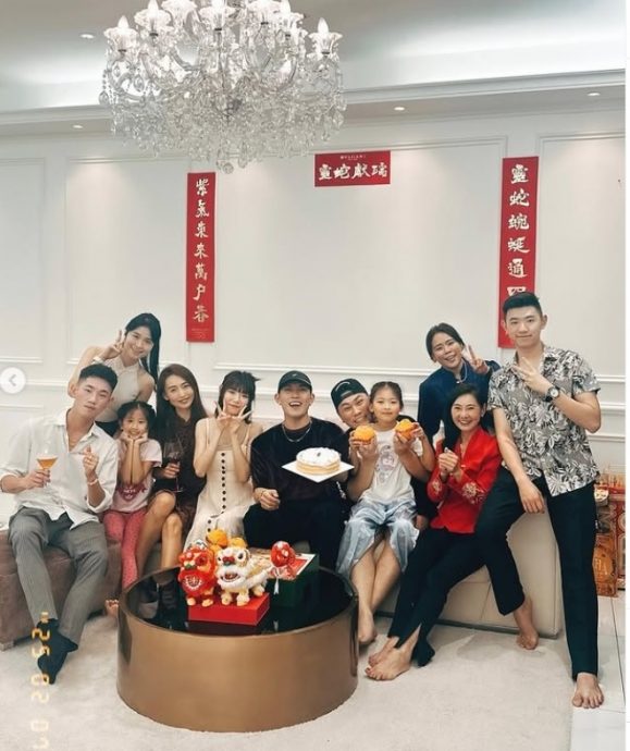 培永揪Tomato访林明祯家拜年 被调侃“有没有赢丈母娘心”