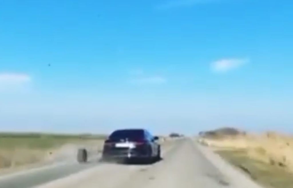 塞尔维亚总统座驾飞驰中脱车轮 武契奇未受伤