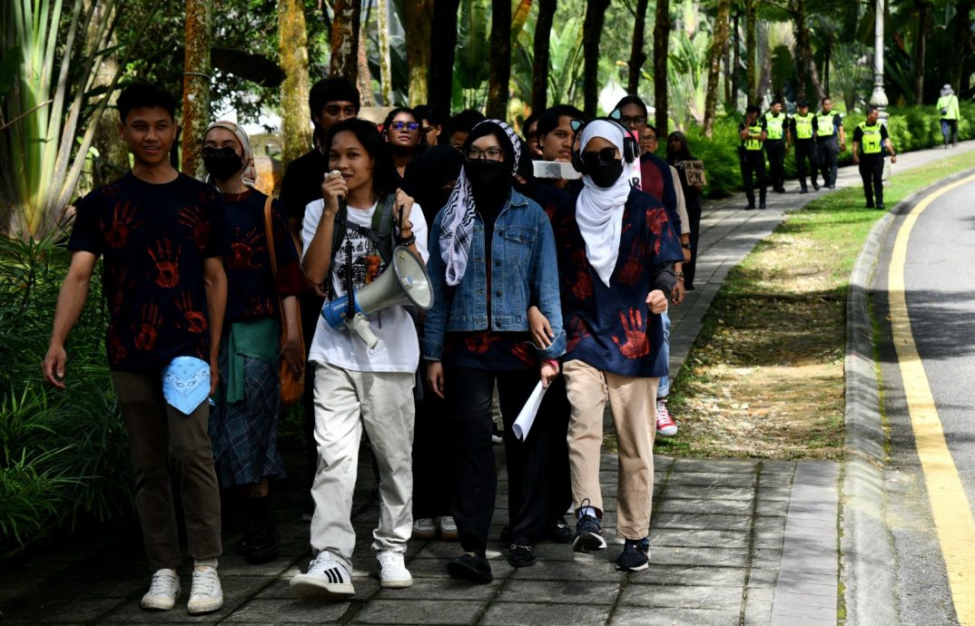声援女大生遭警员性骚扰 NGO及学生游行至国会交备忘录