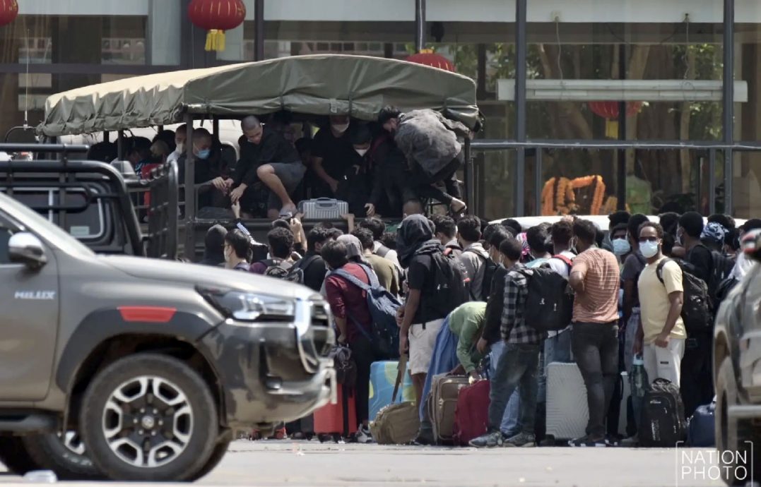 夜报***封面副文)缅军突击KK园区 救出电诈中心“猪仔”