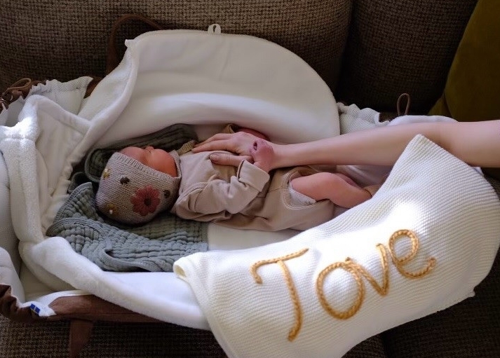 大方承认找代孕 《艾蜜莉》莉莉柯林斯喜获千金