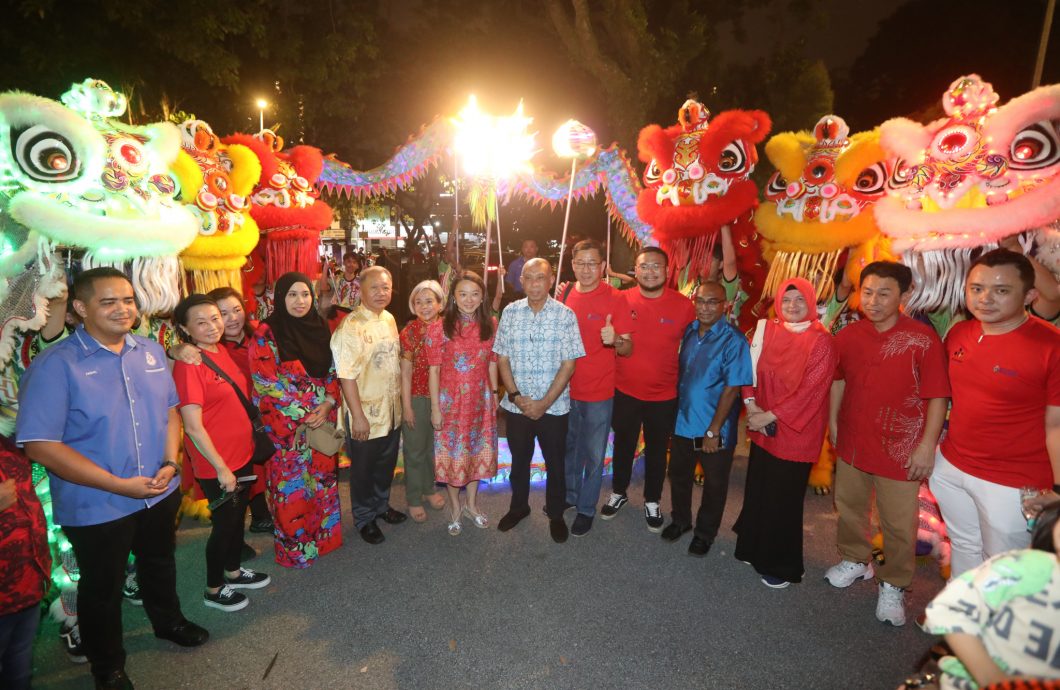 大都会/主文/各族伴舞狮和夜光龙绕湖池庆祝新春 杨巧双国会选区办新春捞生不忘做运动