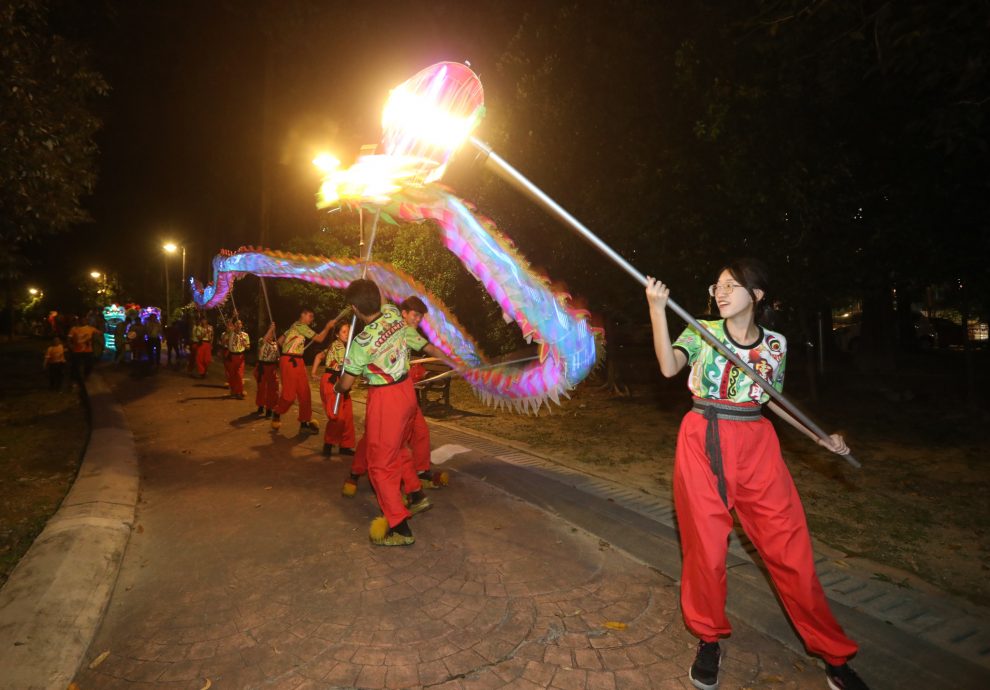大都会/主文/各族伴舞狮和夜光龙绕湖池庆祝新春 杨巧双国会选区办新春捞生不忘做运动