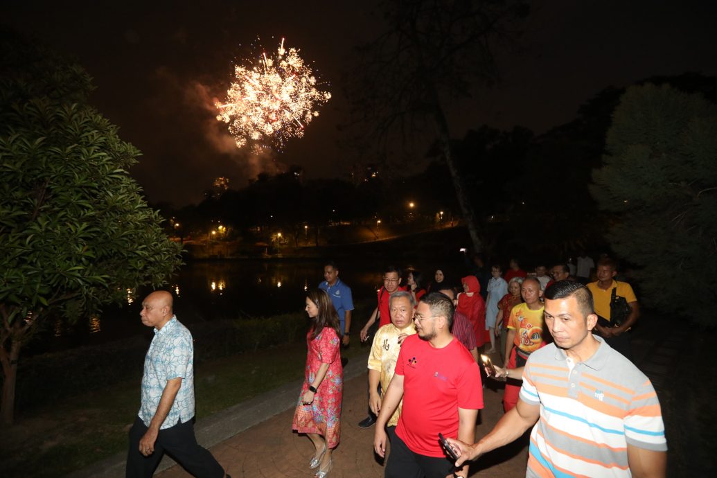 大都会/主文/各族伴舞狮和夜光龙绕湖池庆祝新春 杨巧双国会选区办新春捞生不忘做运动