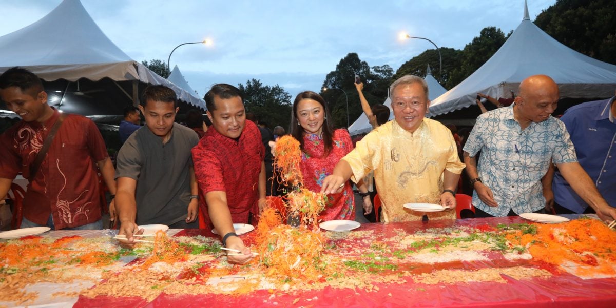 大都会/主文/各族伴舞狮和夜光龙绕湖池庆祝新春 杨巧双国会选区办新春捞生不忘做运动