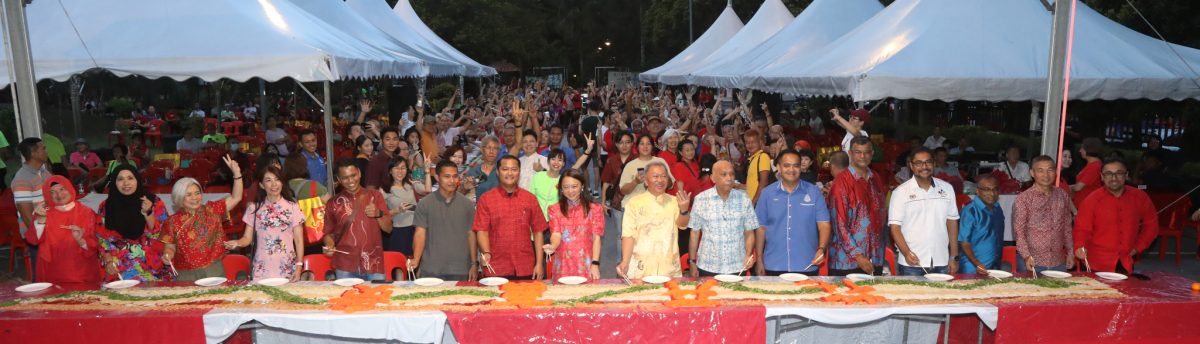 大都会/主文/各族伴舞狮和夜光龙绕湖池庆祝新春 杨巧双国会选区办新春捞生不忘做运动