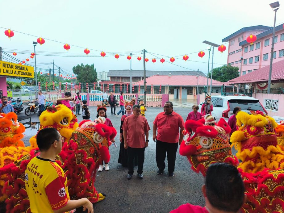 大都会:轰埠新村团拜5贫困户受惠/4图