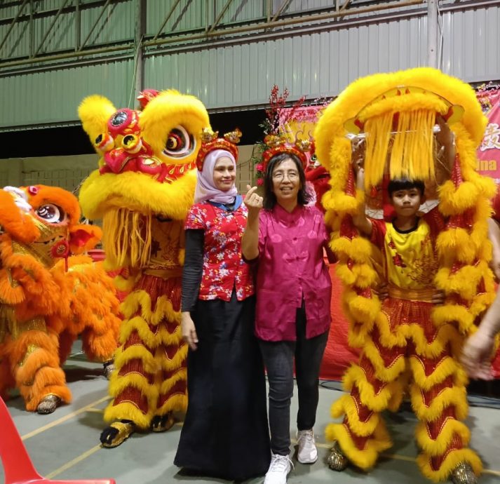 大都会:轰埠新村团拜5贫困户受惠/4图