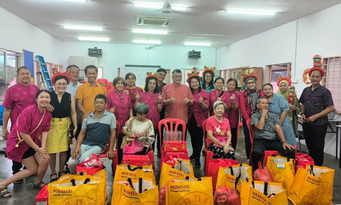 大都会:轰埠新村团拜5贫困户受惠/4图