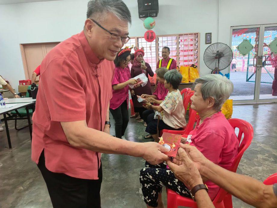 大都会:轰埠新村团拜5贫困户受惠/4图