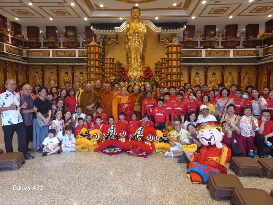 琉璃山药师佛寺幼狮团出山贺年