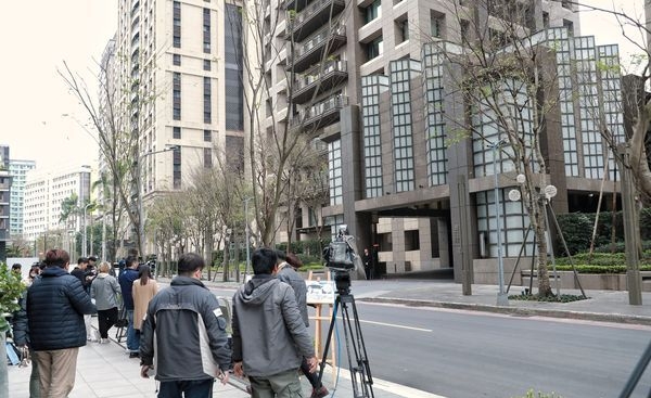 大S猝逝|这次不走路了!传汪小菲开豪车高调吊唁大S