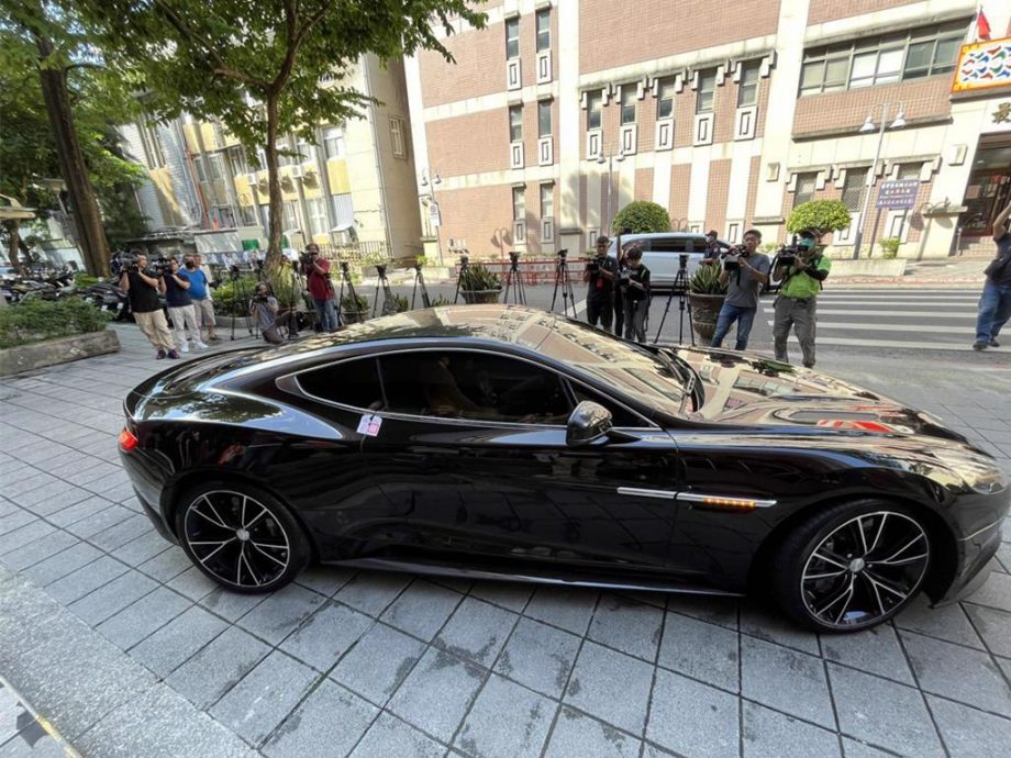 大S猝逝|这次不走路了!传汪小菲开豪车高调吊唁大S