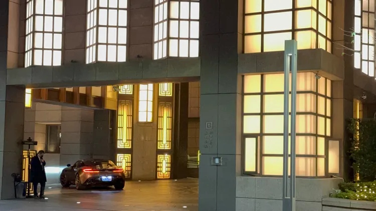 大S猝逝|这次不走路了!传汪小菲开豪车高调吊唁大S