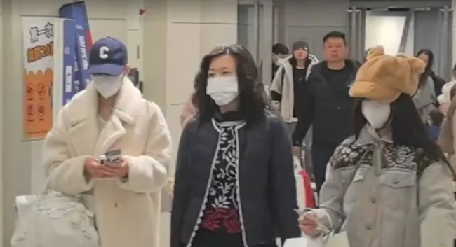 大S猝逝｜小S女儿提早返台全程低头 汪小菲泪眼求多说大S好话