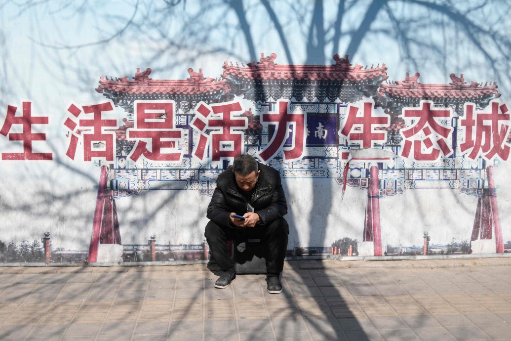 天下事主文)「两会」2025︱政治局开会讨论《政府工作报告》 要求稳住楼市股市