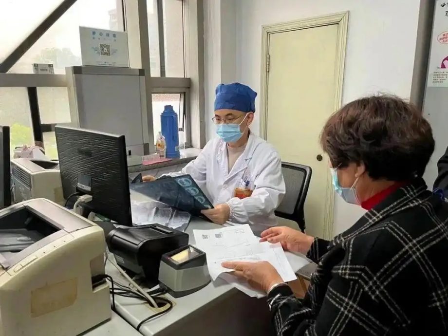 女子高烧3天仍死撑工作 肺部恶化成“白肺”险丧命